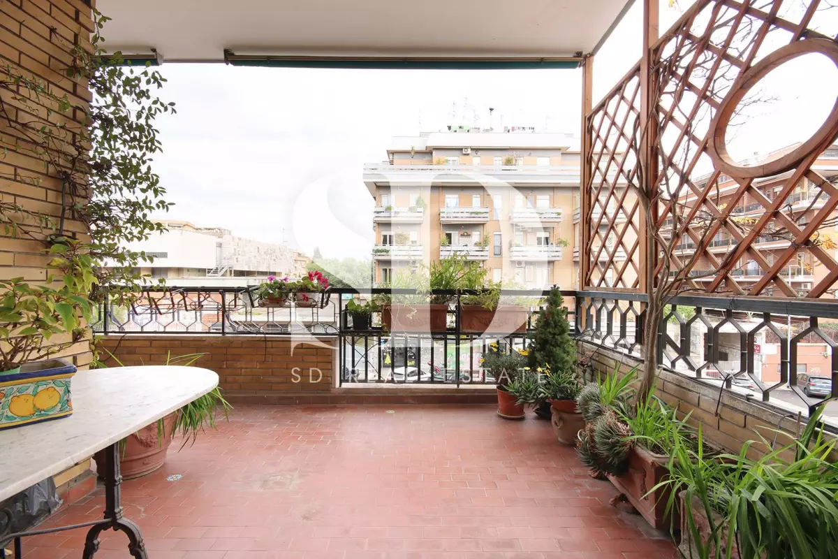 Appartamento trilocale signorile con terrazza e balcone