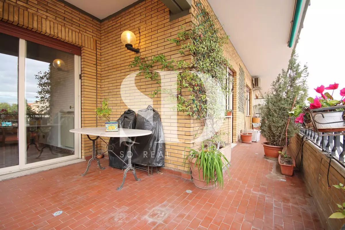 Appartamento trilocale signorile con terrazza e balcone