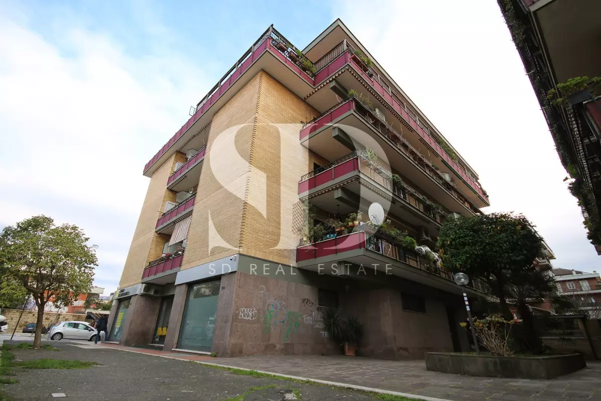 Appartamento trilocale signorile con terrazza e balcone