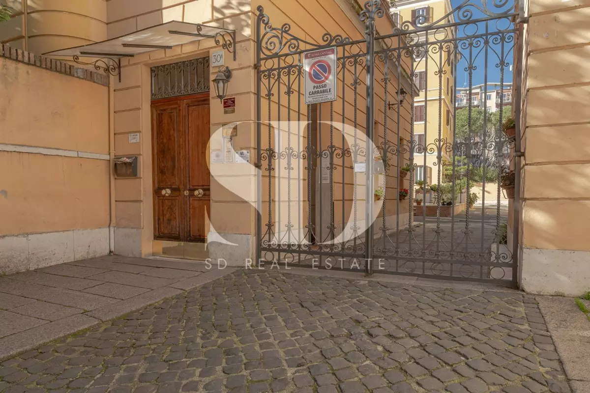 Bilocale ottimo stato al quarto ed ultimo piano di un palazzo storico