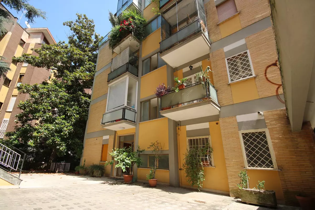 QUADRILOCALE CON DOPPI SERVIZI E POSTO AUTO COPERTO E CANTINA