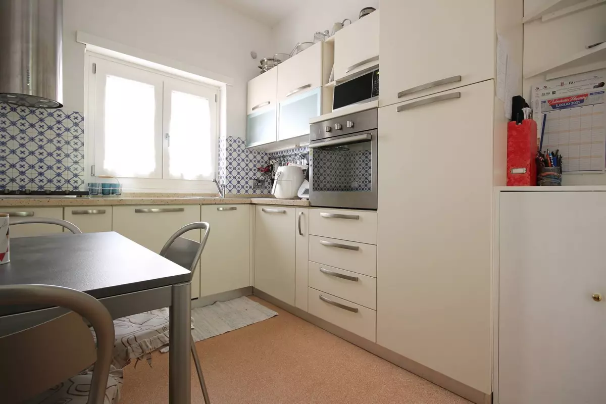 QUADRILOCALE CON DOPPI SERVIZI E POSTO AUTO COPERTO E CANTINA