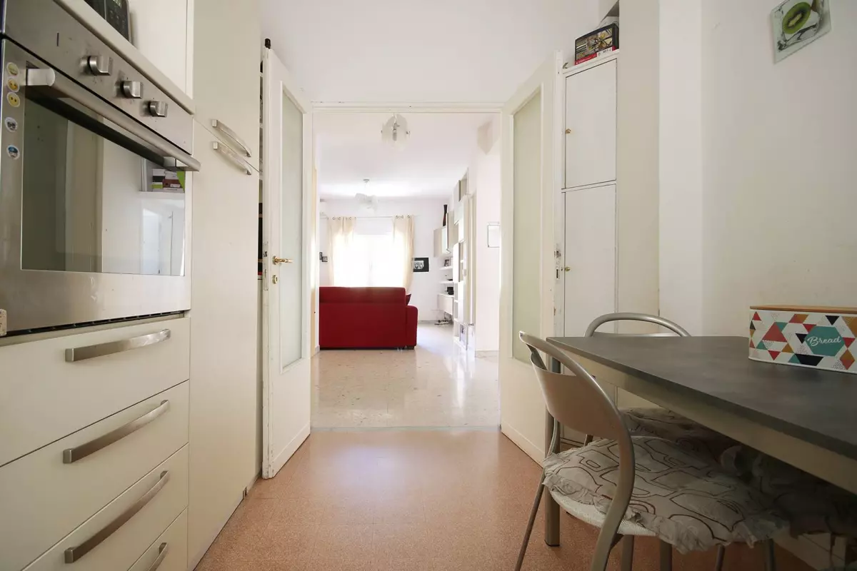 QUADRILOCALE CON DOPPI SERVIZI E POSTO AUTO COPERTO E CANTINA